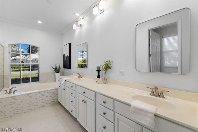 1624 Manchester CT, Naples, FL 34109