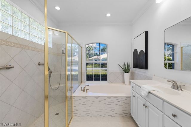 1624 Manchester CT, Naples, FL 34109