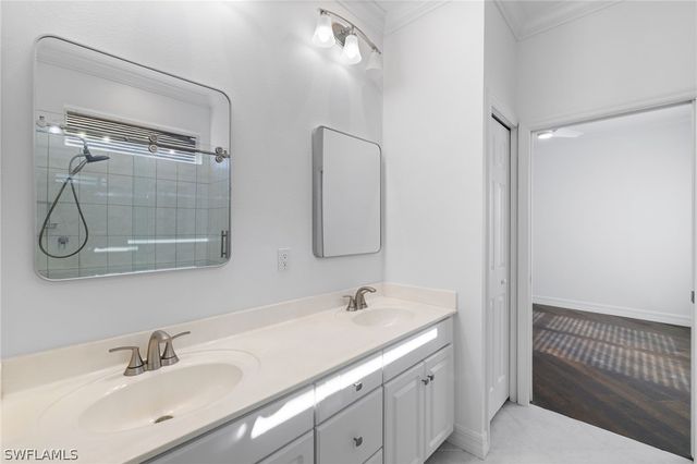 1624 Manchester CT, Naples, FL 34109