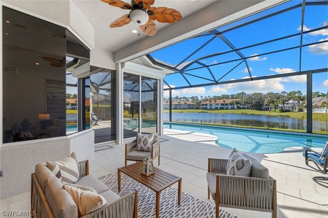 1624 Manchester CT, Naples, FL 34109