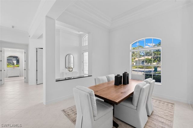 1624 Manchester CT, Naples, FL 34109