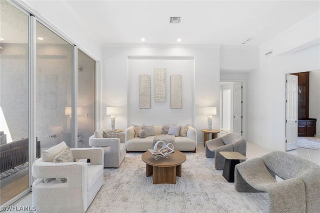 1624 Manchester CT, Naples, FL 34109