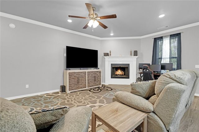 952 Glass Street, Cave Springs, AR 72718