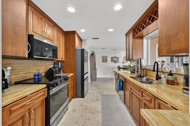 2691 SW 11th Pl, Deerfield Beach, FL 33442