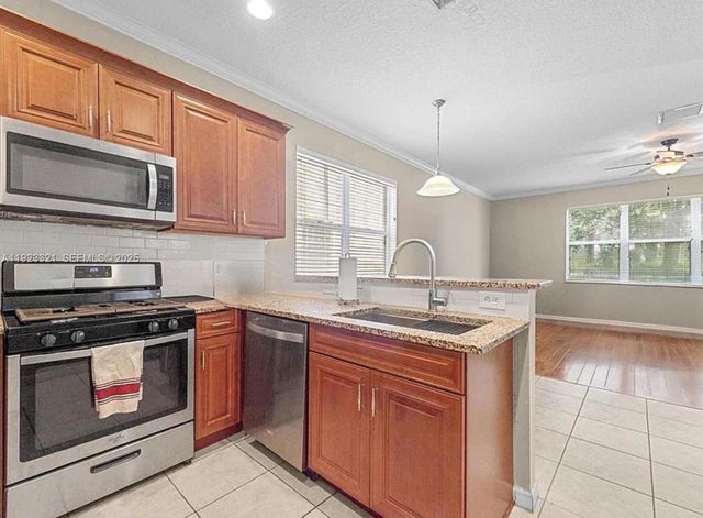 168 Canterbury PL, Royal Palm Beach, FL 33414