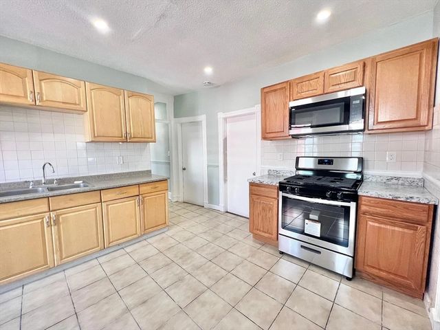 12 Havelock St 1, Boston, MA 02124