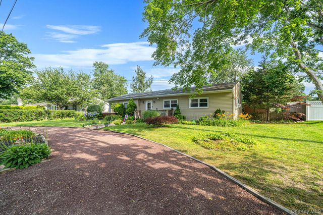 22 Jane Street, Selden, NY 11784