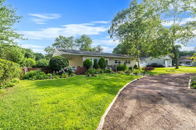 22 Jane Street, Selden, NY 11784