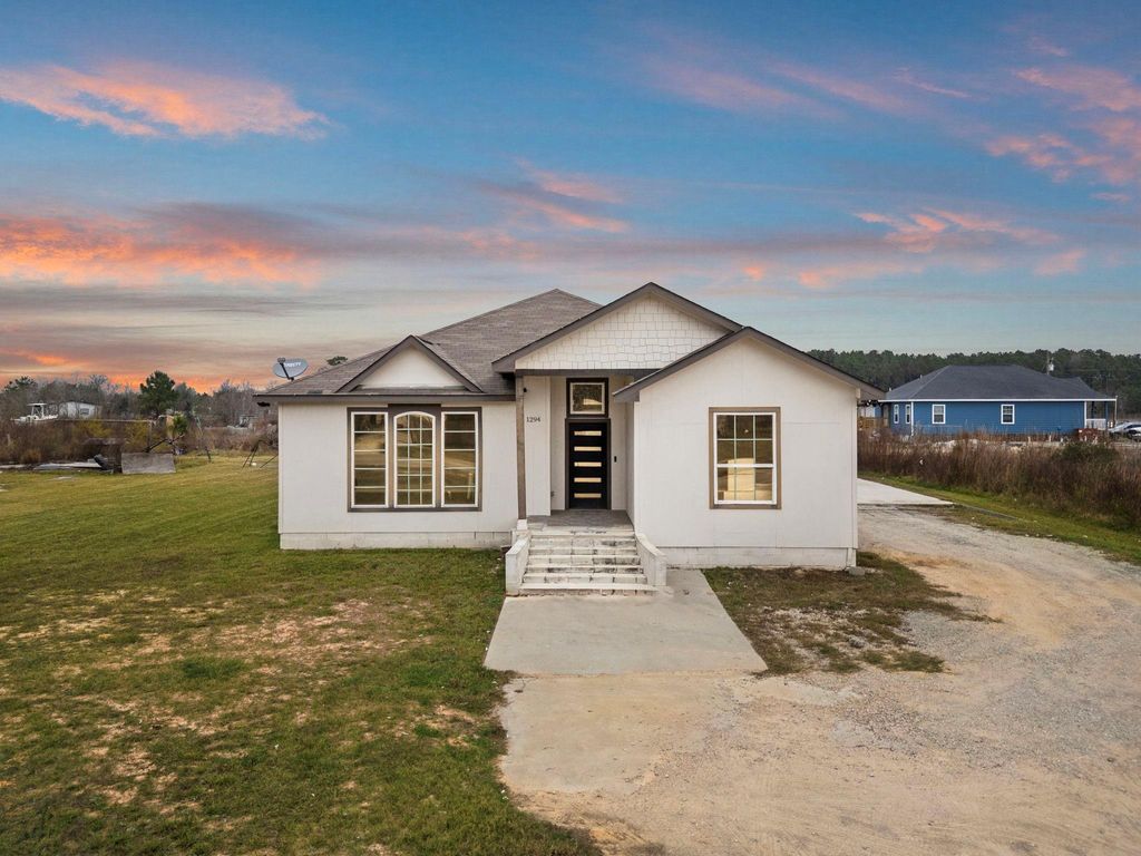 1294 County Road 5100, Cleveland, TX 77327