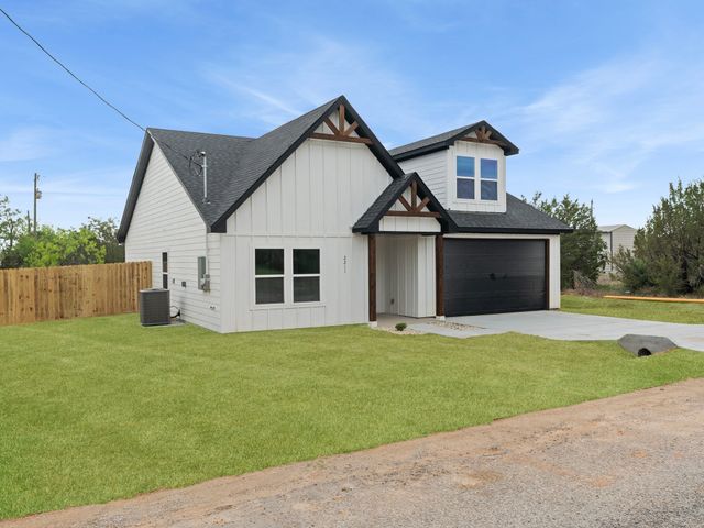 2211 Woodcrest Trail, Granbury, TX 76048