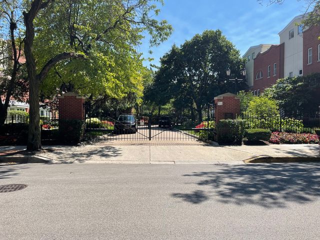 1027 W Vernon Park Place B, Chicago, IL 60607