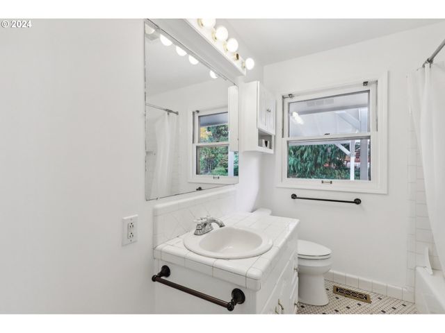 10910 Sw 74TH Ave, Portland, OR 97210