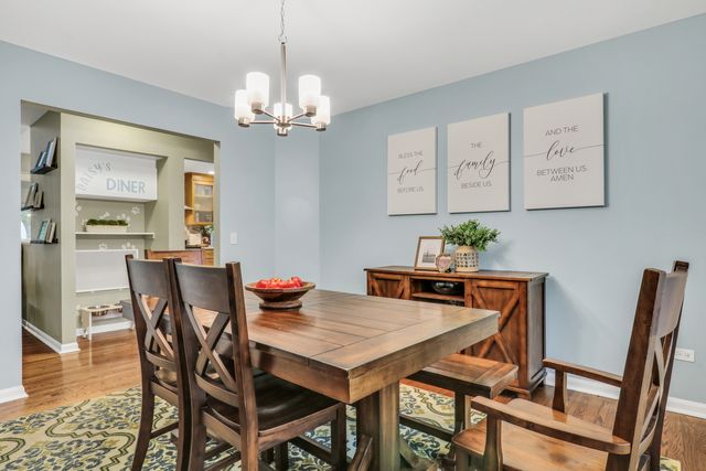 6183 Old Farm Lane, Gurnee, IL 60031