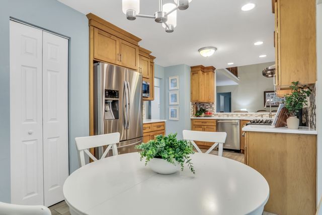 6183 Old Farm Lane, Gurnee, IL 60031