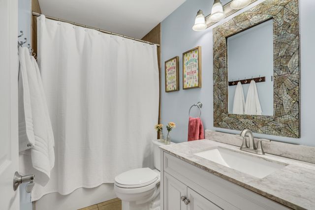 6183 Old Farm Lane, Gurnee, IL 60031