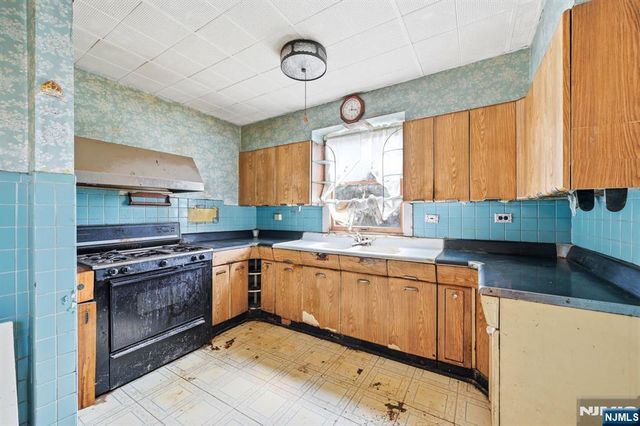 192 Kings Court, Teaneck, NJ 07666