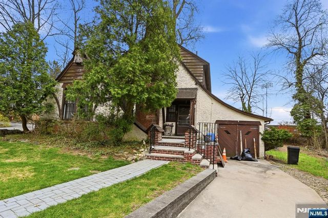 192 Kings Court, Teaneck, NJ 07666