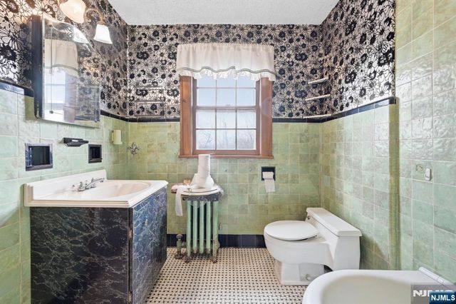 192 Kings Court, Teaneck, NJ 07666