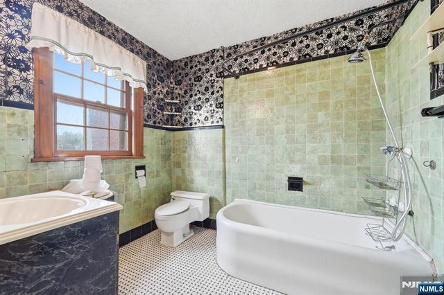 192 Kings Court, Teaneck, NJ 07666