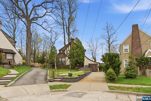 192 Kings Court, Teaneck, NJ 07666