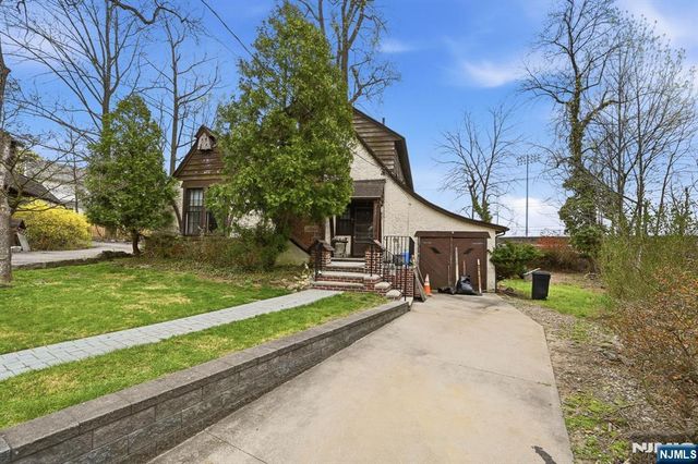 192 Kings Court, Teaneck, NJ 07666