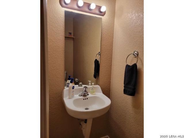 254 County Road 6876, Natalia, TX 78059