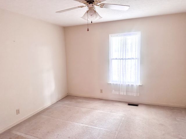 141 S Palmers Chapel Rd, White House, TN 37188