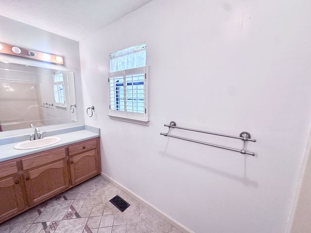 141 S Palmers Chapel Rd, White House, TN 37188