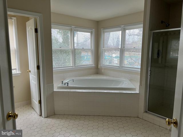 9425 SPRUCE TREE CIR, Bethesda, MD 20814