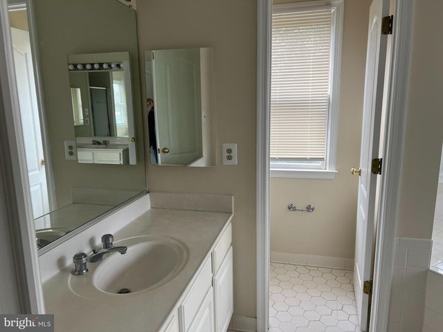 9425 SPRUCE TREE CIR, Bethesda, MD 20814