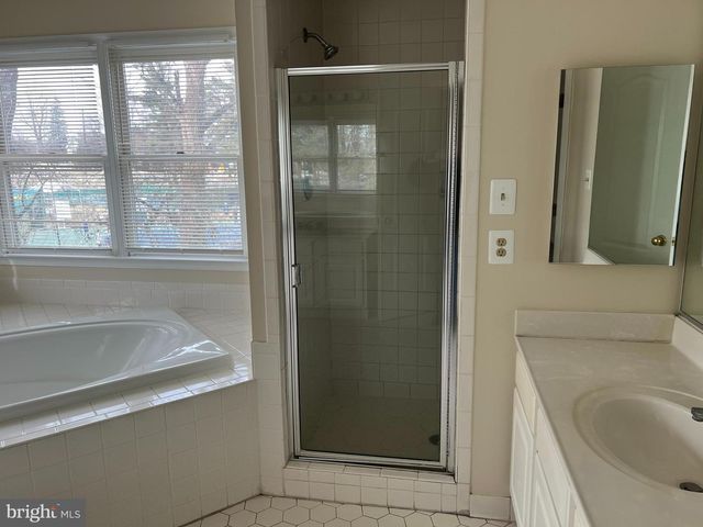9425 SPRUCE TREE CIR, Bethesda, MD 20814