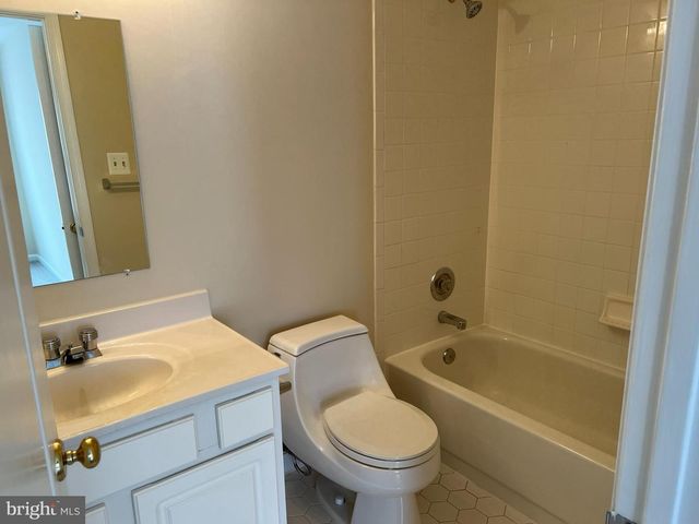 9425 SPRUCE TREE CIR, Bethesda, MD 20814