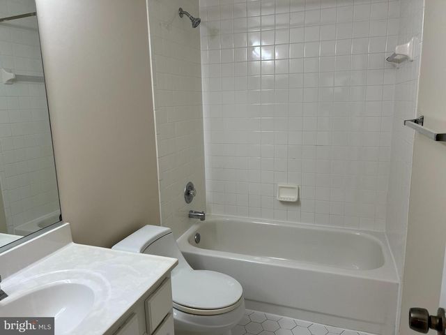 9425 SPRUCE TREE CIR, Bethesda, MD 20814