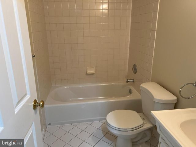 9425 SPRUCE TREE CIR, Bethesda, MD 20814