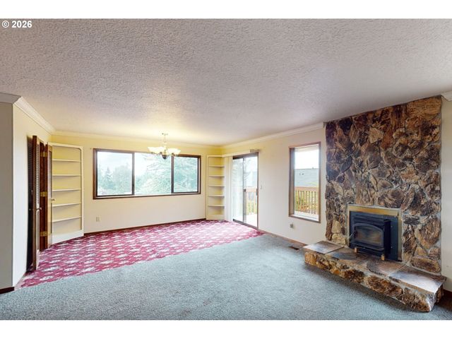 2111 CLUB HOUSE Dr, West Linn, OR 97068