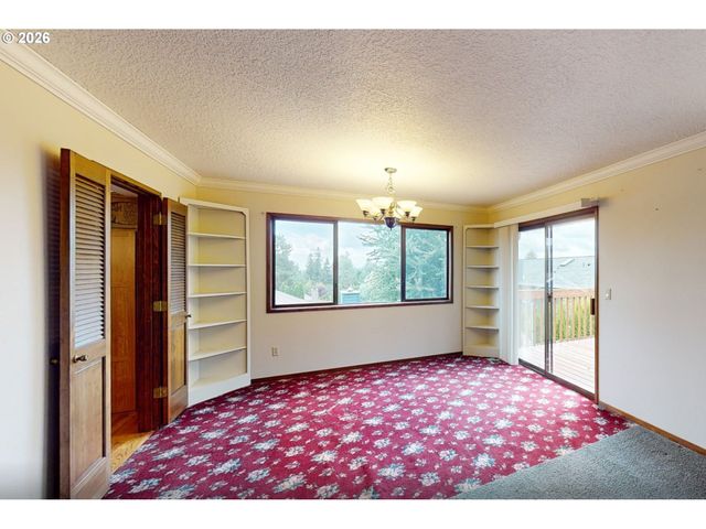 2111 CLUB HOUSE Dr, West Linn, OR 97068