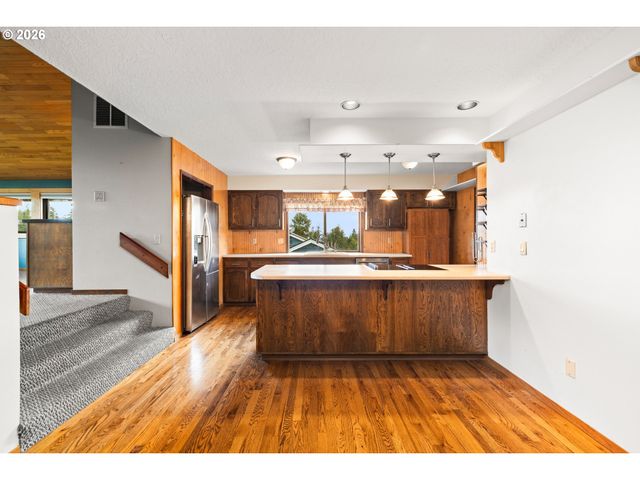 2111 CLUB HOUSE Dr, West Linn, OR 97068