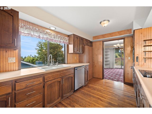 2111 CLUB HOUSE Dr, West Linn, OR 97068