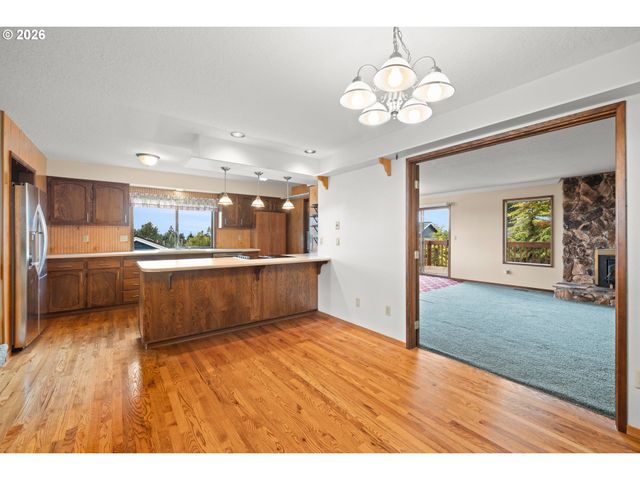 2111 CLUB HOUSE Dr, West Linn, OR 97068