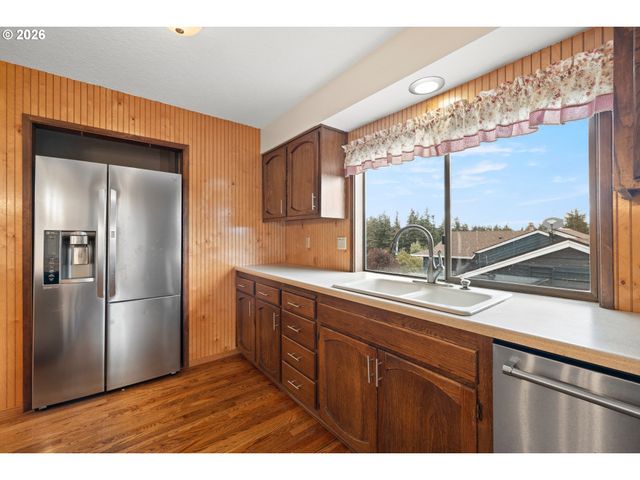 2111 CLUB HOUSE Dr, West Linn, OR 97068