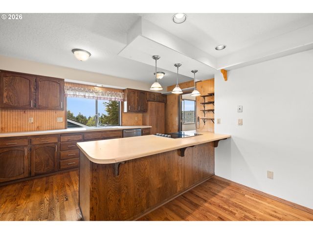 2111 CLUB HOUSE Dr, West Linn, OR 97068