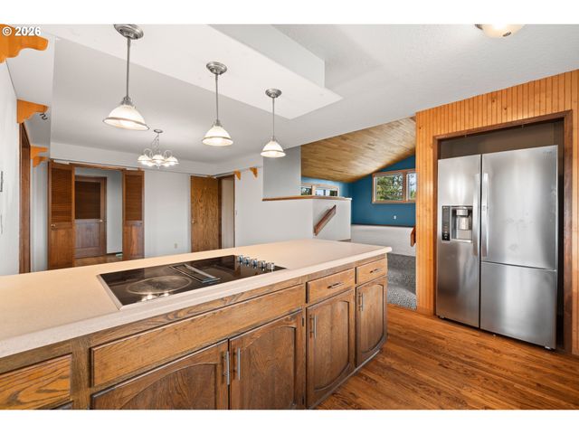 2111 CLUB HOUSE Dr, West Linn, OR 97068