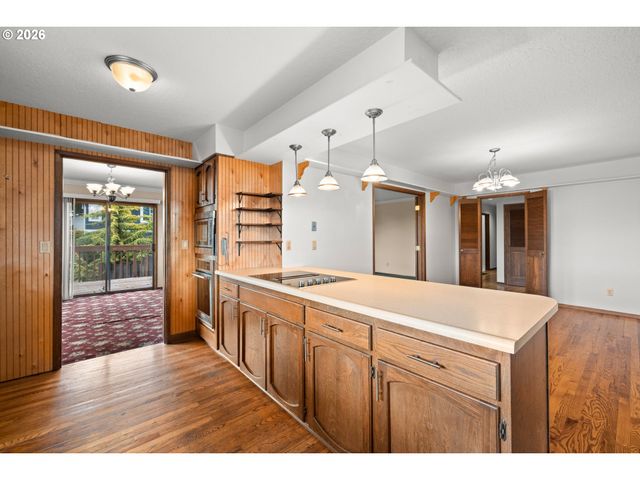 2111 CLUB HOUSE Dr, West Linn, OR 97068