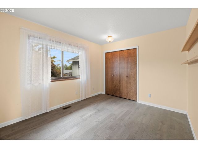 2111 CLUB HOUSE Dr, West Linn, OR 97068
