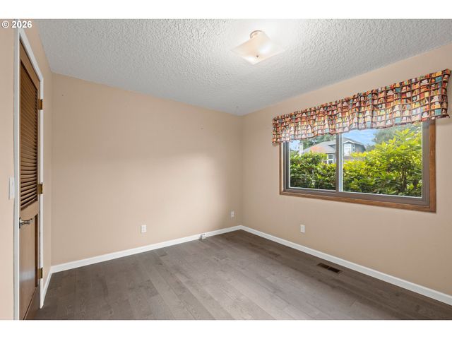 2111 CLUB HOUSE Dr, West Linn, OR 97068