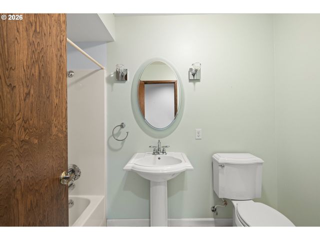 2111 CLUB HOUSE Dr, West Linn, OR 97068