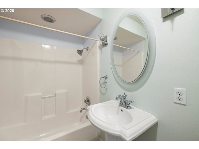 2111 CLUB HOUSE Dr, West Linn, OR 97068