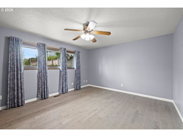 2111 CLUB HOUSE Dr, West Linn, OR 97068