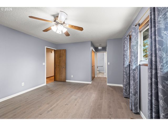 2111 CLUB HOUSE Dr, West Linn, OR 97068