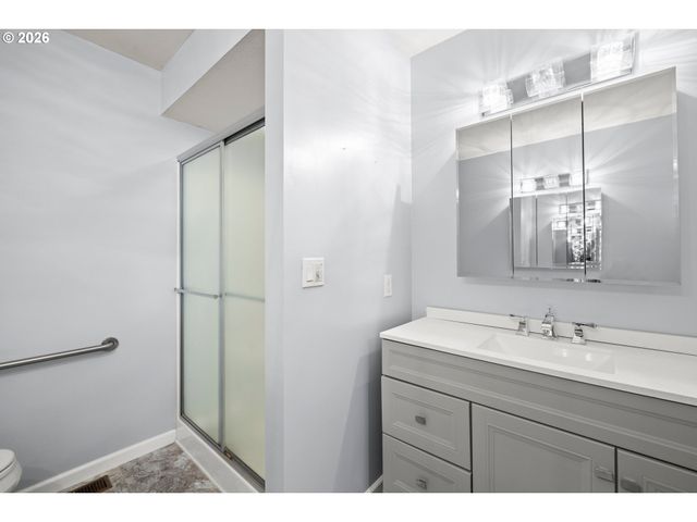 2111 CLUB HOUSE Dr, West Linn, OR 97068
